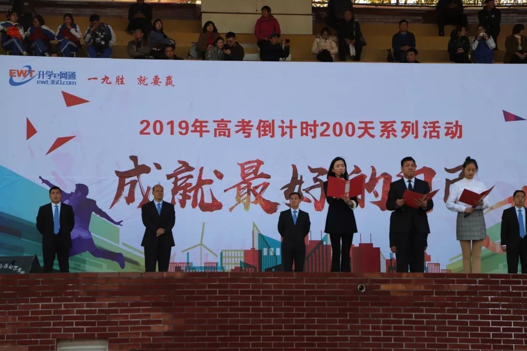 為啥要質(zhì)疑學(xué)生集體跪拜父母？