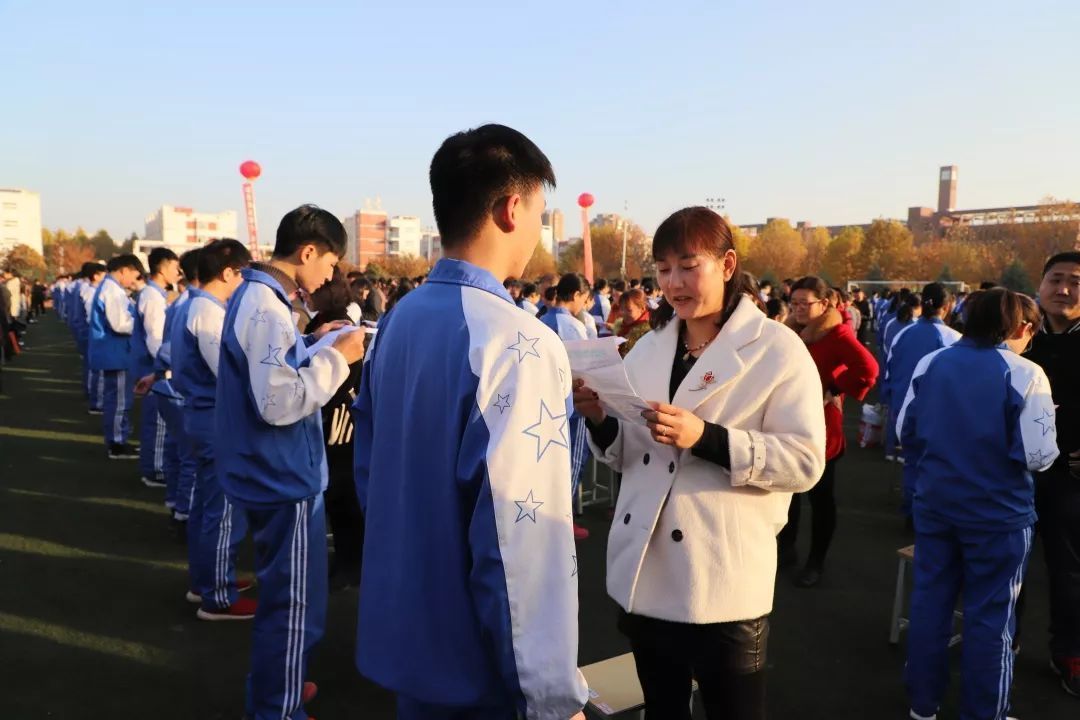 為啥要質(zhì)疑學(xué)生集體跪拜父母？