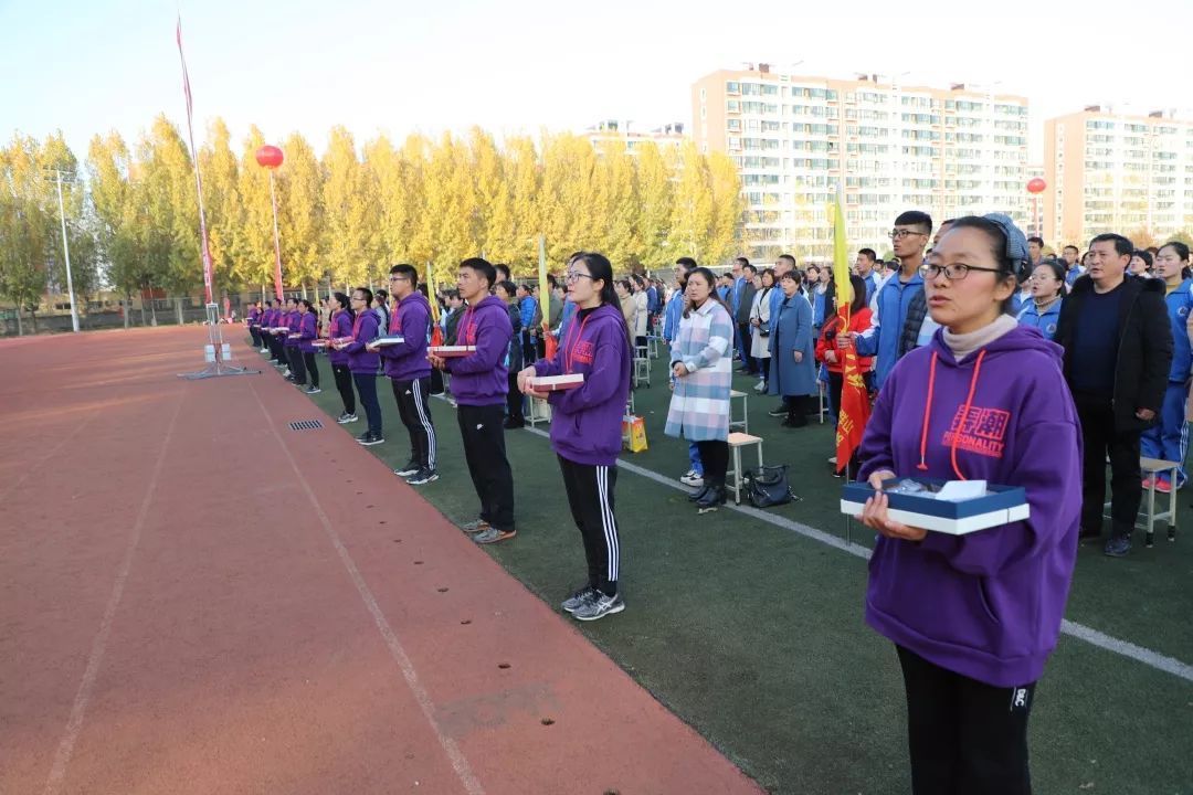 為啥要質(zhì)疑學(xué)生集體跪拜父母？