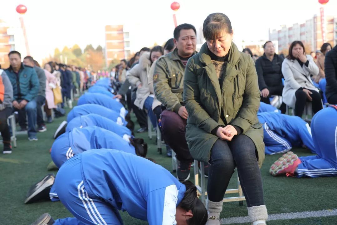 為啥要質(zhì)疑學(xué)生集體跪拜父母？