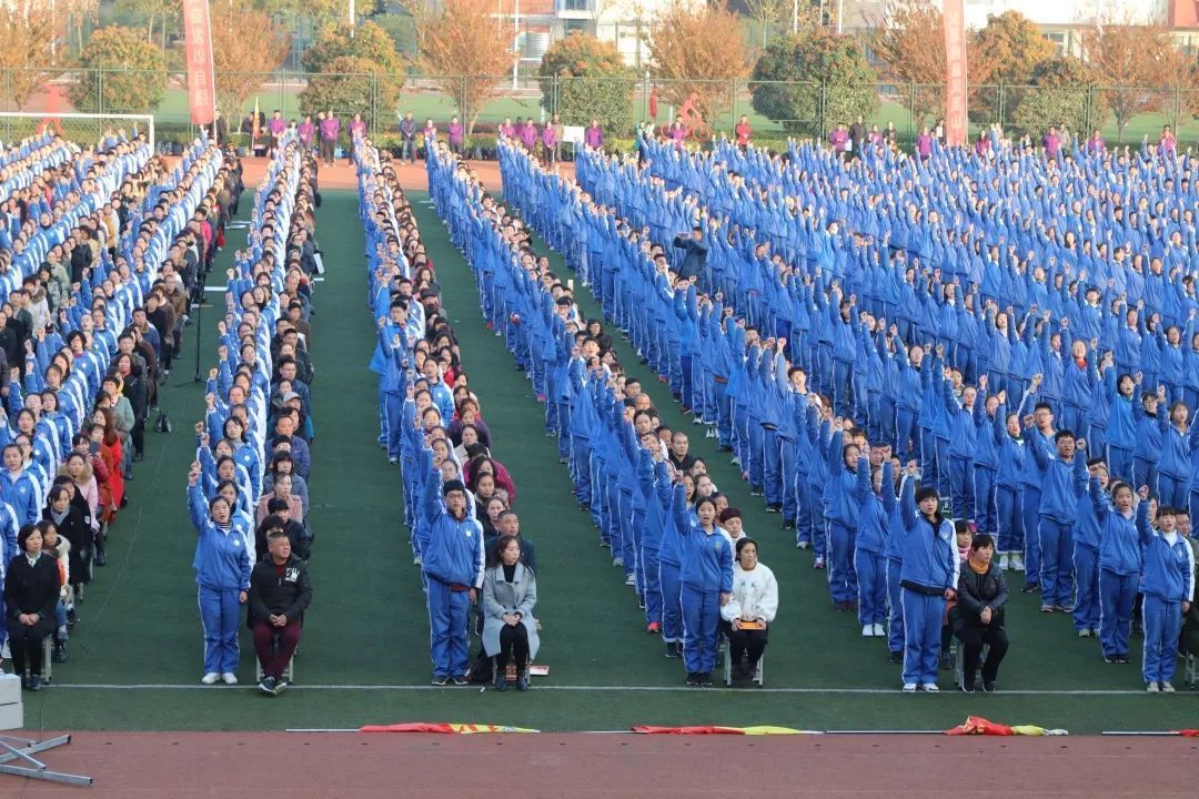 為啥要質(zhì)疑學(xué)生集體跪拜父母？