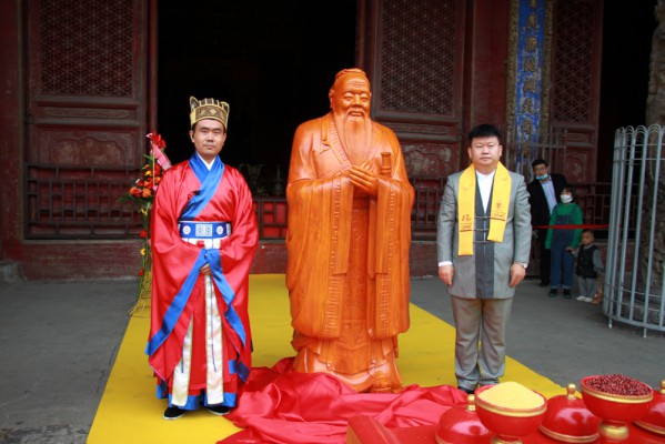 愛(ài)能平臺(tái)在孔廟大成殿前請(qǐng)一尊孔子雕塑傳承傳統(tǒng)文化、瞻仰立德