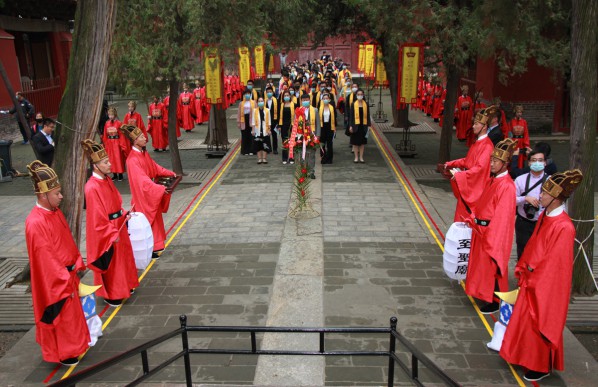 愛(ài)滿(mǎn)人間教育集團(tuán)在山東曲阜孔廟按照傳統(tǒng)習(xí)俗舉辦祭孔大典