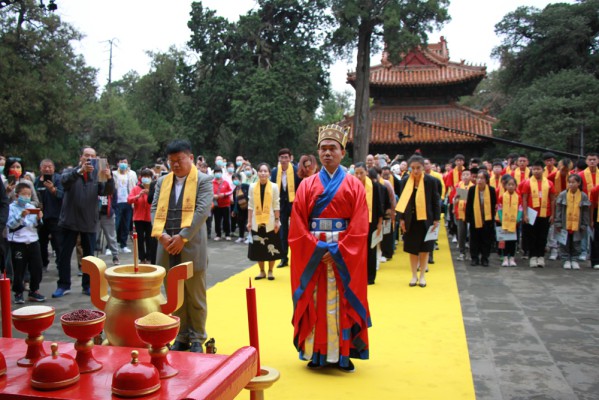 愛(ài)能演講家在孔廟大成殿前禮膜朝拜孔子雕塑
