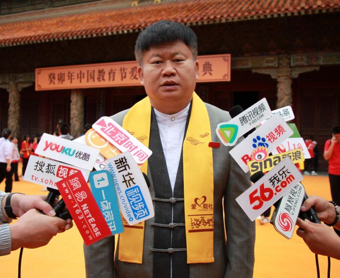 愛能平臺張晉導(dǎo)師在第十屆928教育節(jié)孔廟大成殿前接受媒體采訪