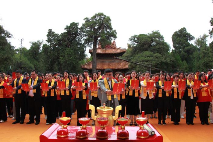 在曲阜孔廟大成殿前共同見證愛能演講家結(jié)義團(tuán)結(jié)義結(jié)拜