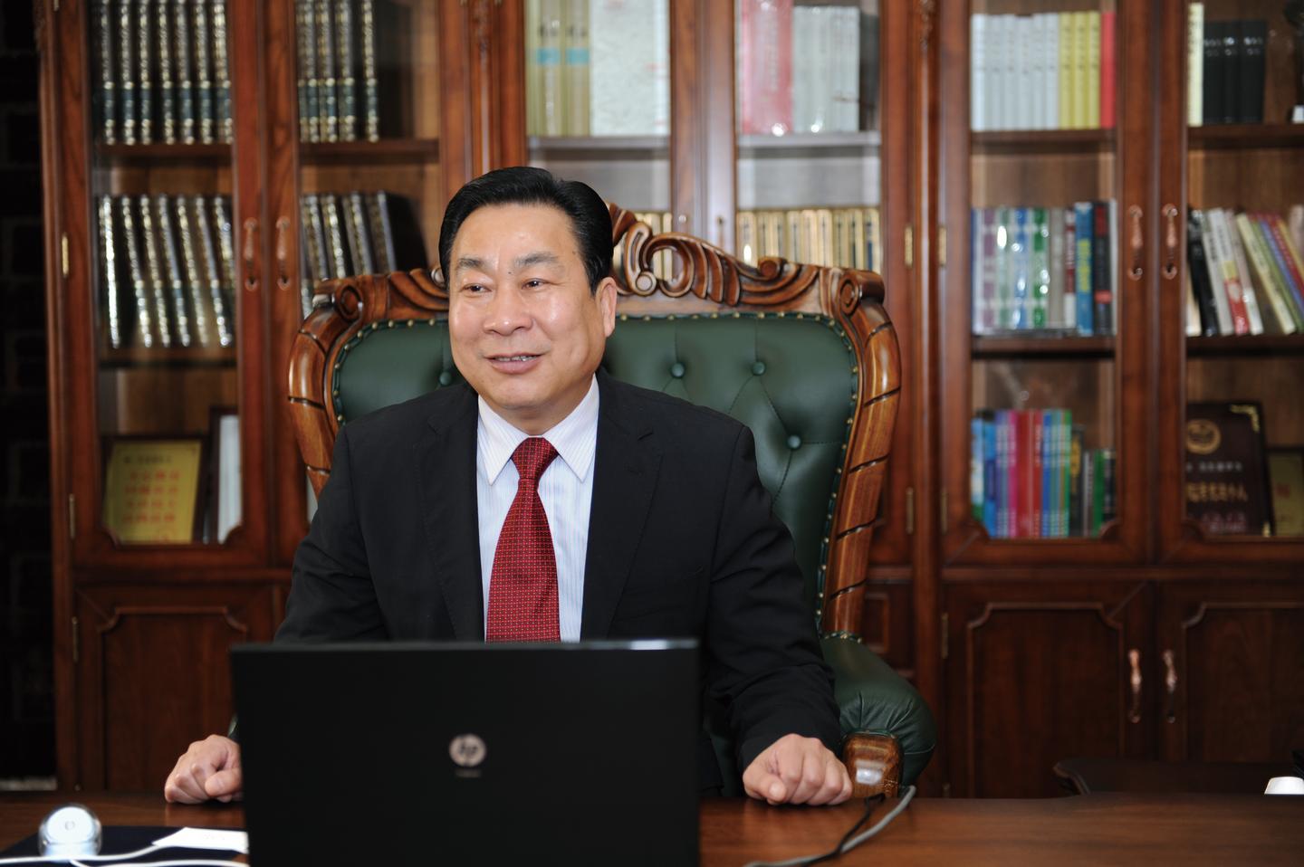 　　作者：記者 駱伊莎  　　來源：每日商報(bào)  　　近日，湖南省教育廳發(fā)布的關(guān)于中小學(xué)幼兒園布局調(diào)整優(yōu)化的諸多政策引起廣泛關(guān)注。12月6日，湖南省應(yīng)對(duì)學(xué)齡人口變化調(diào)整優(yōu)化中小學(xué)幼兒園布局和教師配備會(huì)議在長(zhǎng)沙召開。為應(yīng)對(duì)學(xué)齡人口變化，會(huì)議提出，“要合理布局普惠性學(xué)前資源，有序組織幼兒園設(shè)并轉(zhuǎn)撤。要優(yōu)化義務(wù)教育學(xué)校布局設(shè)置，推進(jìn)鄉(xiāng)村小規(guī)模學(xué)校優(yōu)化提質(zhì)和鄉(xiāng)鎮(zhèn)標(biāo)準(zhǔn)化寄宿制學(xué)校建設(shè)，增加特殊教育學(xué)位供給，加快推動(dòng)義務(wù)教育優(yōu)質(zhì)均衡發(fā)展和城鄉(xiāng)一體化。要通過現(xiàn)有普通高中挖潛、新建普通高中、統(tǒng)籌使用義務(wù)教育富余學(xué)位等方式，增加高中學(xué)位供給，突出抓好縣域普通高中‘徐特立項(xiàng)目’建設(shè)，著力打造一批優(yōu)質(zhì)普通高中。”  　　黑龍江省教育廳在日前舉行的新聞發(fā)布會(huì)上也強(qiáng)調(diào)，“應(yīng)對(duì)學(xué)齡人口變化趨勢(shì)”“建立適應(yīng)新型城鎮(zhèn)化發(fā)展和學(xué)齡人口變化需求的城鄉(xiāng)中小學(xué)幼兒園學(xué)位供給動(dòng)態(tài)調(diào)整機(jī)制”。  　　事實(shí)上，今年以來，人口增減變化下的教育規(guī)劃布局和資源配置問題，一直是行業(yè)熱議焦點(diǎn)。  　　面對(duì)人口變化趨勢(shì)，教育資源應(yīng)該如何優(yōu)化配置？湖州求是教育集團(tuán)創(chuàng)始人、董事長(zhǎng)沈法初也一直在思考這個(gè)問題?！叭丝谧兓钕炔暗氖菍W(xué)前教育。因此湖南省發(fā)布的通知首先對(duì)這一塊作出了明確指示，‘幼兒園學(xué)位富余的地區(qū)，要切實(shí)合理引導(dǎo)辦園質(zhì)量較差、幼兒人數(shù)較少的幼兒園合并、撤轉(zhuǎn)’?！鄙蚍ǔ跽J(rèn)為，一邊是學(xué)前教育遭受生源沖擊，一邊是義務(wù)教育迎來學(xué)位需求高峰。今年，首批“二孩”陸續(xù)入學(xué)，當(dāng)初的人口小高峰按照學(xué)段年齡順推至今，轉(zhuǎn)化為學(xué)齡兒童潮。