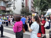 “爸爸媽媽，我愛你們！”考生走出考場，大聲向父母