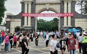  高考數(shù)學(xué)難不難？學(xué)霸考完自信跑出考場稱太簡單了，