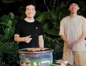 9位哲學(xué)系研究生，下班后在校門口擺攤賣烤腸，網(wǎng)友直