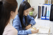 “補(bǔ)課”和“不補(bǔ)課”的孩子，小學(xué)就已經(jīng)拉開(kāi)差距，