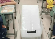 沒(méi)苦硬吃？中小學(xué)熱到搬冰塊卻不裝空調(diào)，當(dāng)?shù)兀号囵B(yǎng)