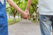 孩子上初中后若沉迷在這4件事中，成績(jī)就很難變好，家