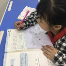為什么幫女同學寫作業(yè)？小男孩：她說她長大了要嫁給