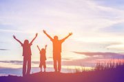 當(dāng)孩子說「媽媽，我想買」拒絕是下策，滿足是下下策