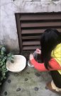 后悔靠手機(jī)帶娃的父母，忙著自救