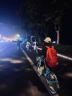 “青春沒(méi)有售價(jià)，夜騎開(kāi)封拿下！”可別忘了安全第一