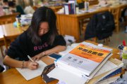 醫(yī)學(xué)路上兩座大山：考研VS規(guī)培 哪個更難？