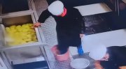 一中學食堂員工腳踩食材？官方：員工辭退，校長免職