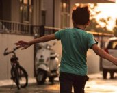 “性早熟”有多可怕？地鐵上的一組照片就是寫照，網(wǎng)