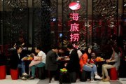 輿論場對未成年人的反感，讓海底撈無所適從