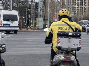 拒絕孩子回國(guó)躺平，一批中產(chǎn)父母送娃當(dāng)廠妹、外賣(mài)員