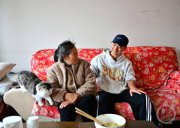 大學(xué)生做兩份兼職帶著媽媽上大學(xué)：再苦再累也值得