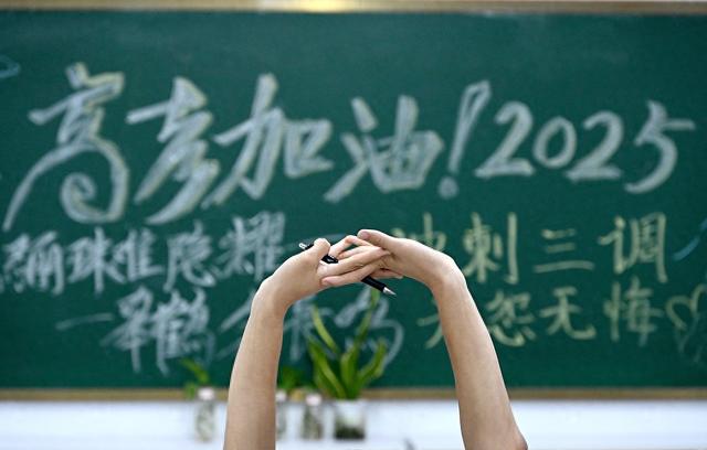 2025年5月27日晚，在河北省邯鄲市峰峰第一中學(xué)，一名高三學(xué)生在晚自習(xí)課間伸懶腰。視覺(jué)中國(guó) 圖