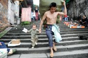 “重慶棒棒”冉光輝手牽的小娃今天高考，父親：希望