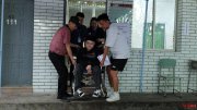 78歲爺爺送漸凍癥孫子赴考