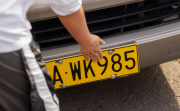 考生摸“985”車牌討個彩頭，不必上綱上線