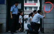 高考遲到2分鐘鐵門緊閉！母親下跪孩子翻墻，校方：這