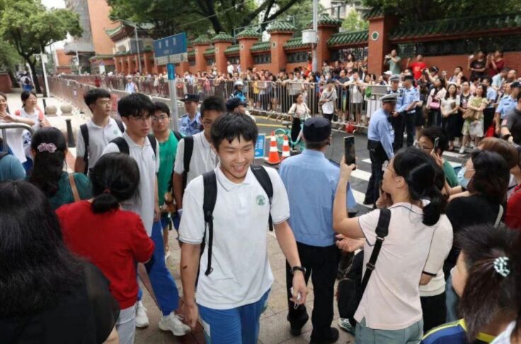 “神秘人物”李華又現(xiàn)身了!考生喊話：“這是最后一次幫你寫(xiě)信了！”