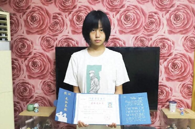 這張錄取通知書她足足盼望了8年 報(bào)考公安院校繼續(xù)爸爸未竟的事業(yè)！