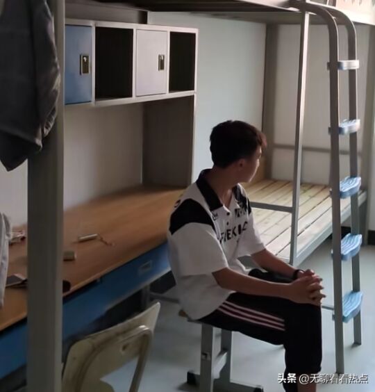 大學(xué)新生發(fā)現(xiàn)獨(dú)自一間宿舍emo了 滿心期待的宿舍集體生活落空！