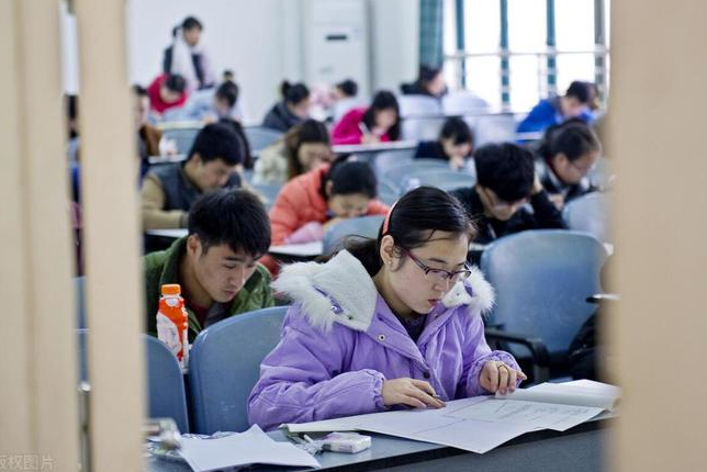 考研之路不易！女生每天只睡四五個小時 犧牲了娛樂和休息的時間