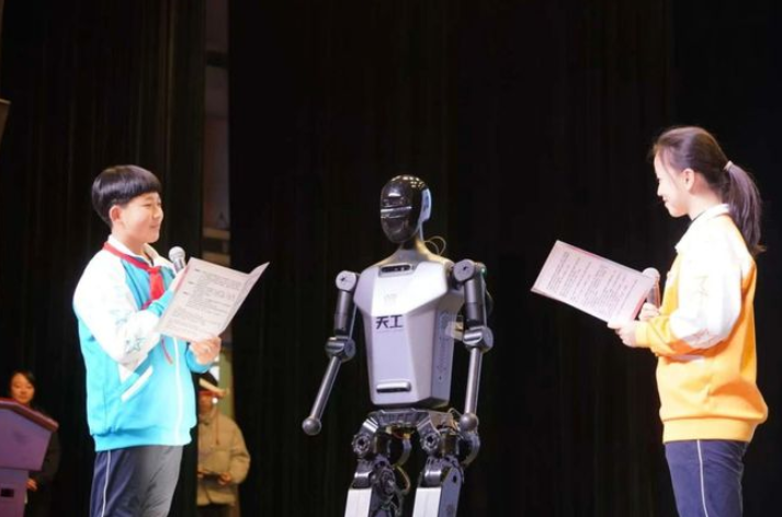 人形機(jī)器人、奧運(yùn)冠軍、哪吒來襲……“花式整活”的開學(xué)典禮,你慕了嗎?
